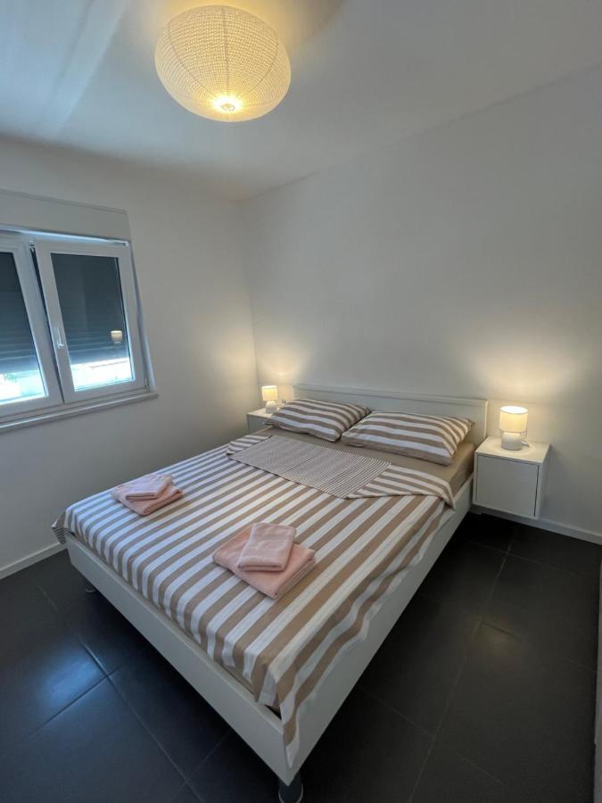 Apartmani Kamil Marina Buitenkant foto